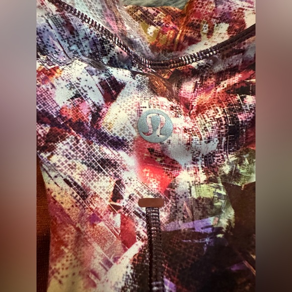 Lululemon Everlux & Mesh Cropped Tank. Size 4 - Picture 3 of 4